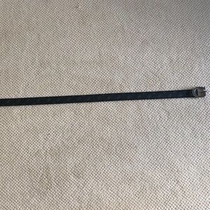 Men’s 37 inch reversible Guess belt.